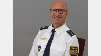 Bild: Polizeiinspektion Auerbach/exb
Kennt Auerbach bislang bloß vom „Durchfahren“, will das aber schnell ändern: Für den Tirschenreuther Thomas Dietrich ist der Posten als Chef der Auerbacher Inspektion ein langersehntes Karriereziel.