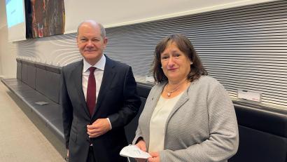 Bild: Büro Marianne Schieder
Der neue Kanzler und die Parlamentarische Geschäftsführerin der SPD-Fraktion im Bundestag, Marianne Schieder.