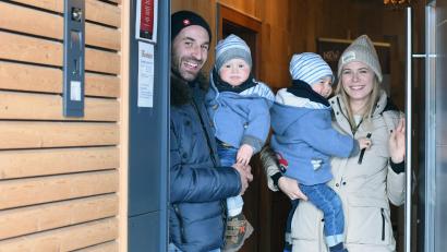 Bild: Gabi Schönberger
Familie Scheuerer: Papa Uli mit Vincent (1) und Mama Susanne und Ludwig (2).