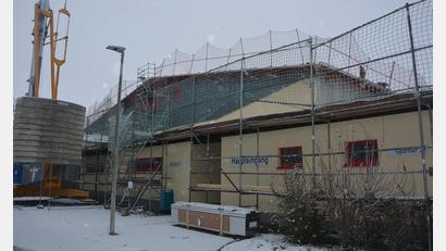 Bild: jr
Wegen der laufenden Sanierungsarbeiten ist die Eishalle Mitterteich rundum eingerüstet. Anders als zunächst geplant, wird es in der Saison 2021/22 keinen Betrieb mehr in der Halle geben.