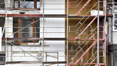 Bild: Petra Hartl
Das ehemalige Josefshaus in Amberg wird umgebaut. Hinter dem Gerüst rechts ist das Sgraffito von Michael Mathias Prechtl zu erkennen.
