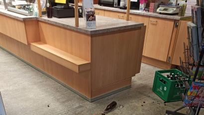 Archivbild: Georg Köppl
Der Altendorfer Dorfladen nach der Attacke. Der Bierkasten rechts im Bild war dem jetzt Beschuldigten aus der blutenden Hand gerutscht.