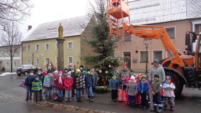 Bild: amö
Die Kinder haben ihre Arbeit getan, rechts die Kindergartenkinder mit ihren Betreuerinnen und die Kinder der Mittagsbetreuung.