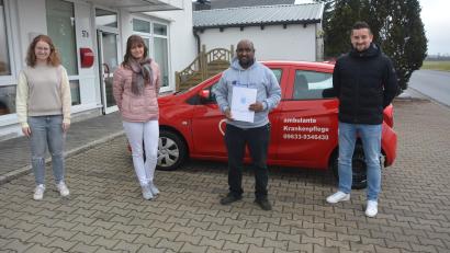 Bild: jr
Yonas Fekadu (Zweiter von rechts) hat seine Ausbildung zum Altenpflegefachhelfer mit herausragendem Ergebnis geschafft. Klar, dass ihn die Ambulante Krankenpflege der Arbeiterwohlfahrt gerne ins Team übernommen hat. Zum Erfolg beigetragen haben (von links) Annalena Fink, Melanie Kleinpeter und Pflegedienstleiter Michael König.