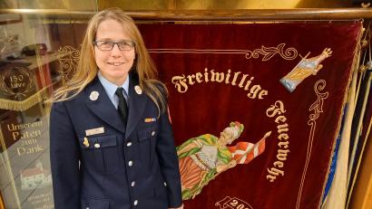 Bild: bl
Josefine Duscher, hier vor einer Fahne im Iffelsdorfer Feuerwehrhaus, ist seit diesem Jahr Kreisbrandmeisterin mit Sonderaufgabe Aus-und Fortbildung und die erste und einzige Frau in der Führungsspitze des Kreisfeuerwehrverbandes.