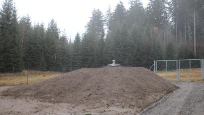 Bild: bey
Der Quellsammelschacht dient der Zusammenführung der Zuläufe aus mehreren Quellen, der Entsandung des Quellwassers, der Probeentnahme und der Messung des Quellschüttung. Mit dem Abschluss der Quellsanierungsmaßnahmen in Miesbrunn einschließlich der Verlegung einer neuen Leitung zum Hochbehälter Miesbrunn ist die Trinkwasserversorgung Pleysteins auf Jahrzehnte gesichert.