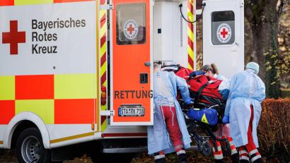 Symbolbild: Matthias Balk
Rettungskräfte verladen einen Covid-19-Intensivpatienten.