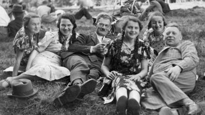Archivbild: Stadtarchiv Neustadt/WN/exb
Direktor Alois Mayer (Mitte) mit Freunden und Familie. Ganz rechts ist der ehemalige Neustädter Gendarm Nikolaus Haslbeck zu sehen. Links neben Haslbeck sitzt seine Tochter Berta, die 1947 in den Benediktinerorden im Kloster Neustift /Ortenburg eintrat und im August 100. Geburtstag feierte.

Das Bild entstand 1938 bei einem Betriebsausflug der Firma Nachtmann.