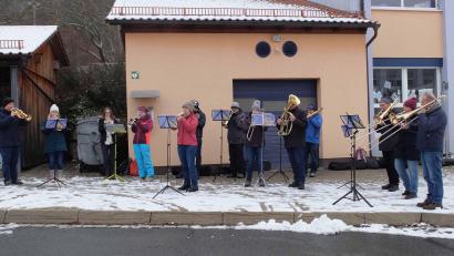 Bild: no
Bläser des Posaunenchors musizierten in Illschwang an verschiedenen Stationen, zum Beispiel hier vor der Grundschule.