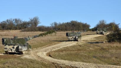 Bild:  Selina Bischoff/exb
Eine Panzerhaubitze 2000 in der Feuerstellung beim Schießen.