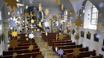Bild: Stephan Huber
1000 Sterne hängen in der Kirche St. Vitus Ursensollen von der Decke.