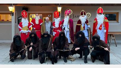 Bild: tmh
Die Nikoläuse und finsteren Krampusse mit dem Organisator der Nikolausaktion, Josef Popp.