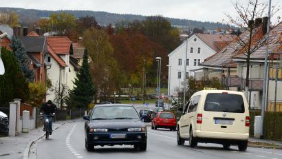 Bild: Petra Hartl
Sicherheitsstreifen für Radfahrer existieren in Amberg bereits an verschiedenen Straßen (wie hier an der Sebastianstraße). Doch das Verkehrsnetz für Radler soll unbedingt ausgebaut werden.