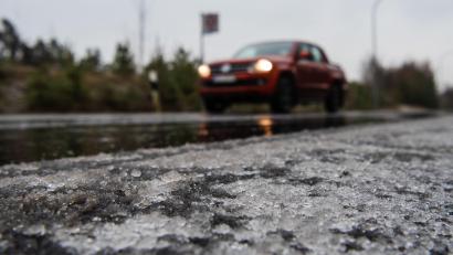 Symbolbild: Nicolas Armer/dpa
Wegen plötzlich auftretender Glätte geriet ein 18-jähriger Autofahrer, der Richtung Prackendorf unterwegs war, von der Straße ab.