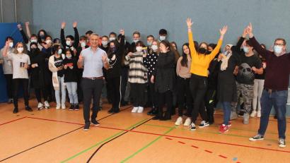 Bild: Hans Walter/exb
Schülerinnen und Schüler aus Pressath zeigen sich begeistert von Motivationscoach Osman Citir. Organisiert hatte den Projekttag Jan Wiltsch (rechts).