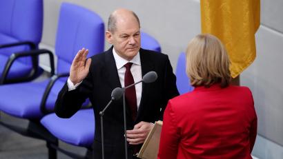 Archivbild: Kay Nietfeld/dpa
Der neu gewählte Bundeskanzler Olaf Scholz (SPD) legt im Bundestag vor Bärbel Bas (SPD), Bundestagspräsidentin, den Amtseid für seine erste Amtszeit ab.