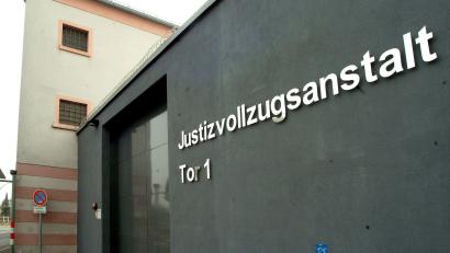 Bild: Petra Hartl
Der Angreifer ist bereits 17 Mal vorbestraft und muss nun ins Gefängnis: Eine Sauf-Party in Sulzbach-Rosenberg ist völlig eskaliert - sie endete mit einer blutigen Scheren-Attacke und zwei Verletzten.