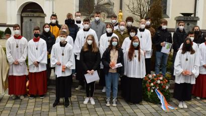 Bild: hir
Ein Umbruch vollzieht sich bei den Pfreimder Ministranten. Pfarrer P. Georg Parampilthadathil (links) verabschiedete 21 Messdiener aus der Gemeinschaft der Ministranten