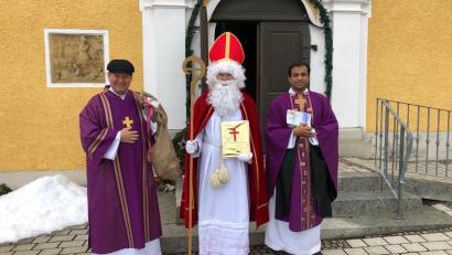 Bild: soj
Diakon Rudolf Hoffmann (von links) und Pfarrer Anish George begleiteten den Heiligen Nikolaus nach dem Gottesdienst auf den Kirchplatz.