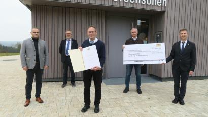 Bild: Nina Forster, Gemeinde Ursensollen/exb
Für das Projekt „Biodiversität als fester Bestandteil der Gemeindeentwicklung in Oberhof und Hohenkemnath“ haben die Gemeinde Ursensollen und die Teilnehmergemeinschaft Hohenkemnath den mit 3000 Euro dotierten Staatspreis "Land- und Dorfentwicklung 2020“ erhalten.