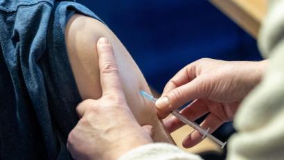 Symbolbild: Daniel Karmann/dpa
Eine Mitarbeiterin eines Impfzentrums verabreicht einem Mann eine Impfung mit dem Corona-Impfstoff von Biontech/Pfizer.