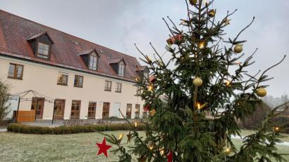 Bild: bl
Vor dem Altenheim Pfreimd steht der Weihnachtsbaum, den der OWV spendiert hat.