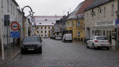 Bild: pz
Die Außengastronomie in der Prinzregent-Luitpold-Straße (Bild) mit entsprechenden Aufbauten auf dem Gehweg über das Sommerhalbjahr hinaus monierte CSU-Stadtrat und Zweiter Bürgermeister Karlheinz Hoyer in der Sitzung am Montag.