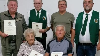 Bild: njn
Schützenmeister Alois Helgert (hintere Reihe rechts) mit den langjährigen Mitgliedern (hintere Reihe von links) Herbert Kreuzer, Reinhard Goblirsch und Silvester Eigner sowie (sitzend von links) Mathilde Wiesent und Willi Franz.