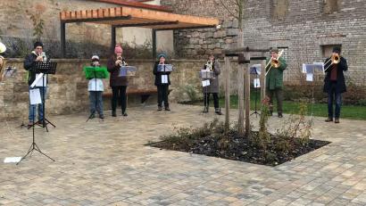 Bild: Kurt Lehnerer/exb
Der Posaunenchor Rosenberg-Poppenricht präsentierte sich beim Adventskonzert am Dorfplatz in Bestform.