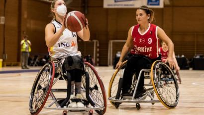 Bild: Stephanie Wunderl
Svenja Mayer (links) und ihre deutschen Teamkolleginnen trugen in der Partie gegen die Türkei FFP2-Masken – während der gesamten Spielzeit.