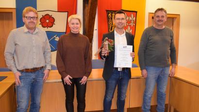 Bild: wku
Glückwünsche zum 25-jährigen Dienstjubiläum bei der Verwaltungsgemeinschaft Königstein: Von links Bürgermeister Bernard Köller (Königstein), stellvertretende Geschäftsstellenleiterin Karin Hiltel, der Jubilar Thomas Pirner und Bürgermeister Hermann Mertel (Hirschbach).