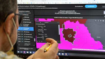 Bild: Petra Hartl
Die Inzidenz in Amberg-Sulzbach ist sprunghaft auf über 400 angestiegen - erstmals seit Pandemiebeginn. Die Mitarbeiter im Gesundheitsamt arbeiten sieben Tage die Woche, auch an Feiertagen und Weihnachten. Dennoch schaffen sie es nicht mehr, jeden Infizierten sofort zu kontaktieren.