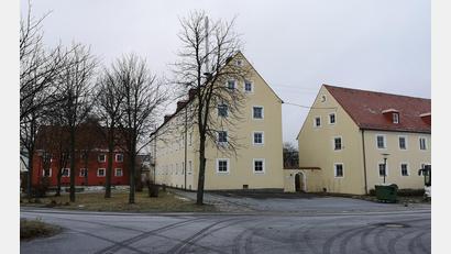 Bild: lnz
Ein Investor, der die alten Wohnblöcke am Robert-Lindig-Platz in Mitterteich sanieren wollte, ist nach Angaben von Bürgermeister Stefan Grillmeier abgesprungen. Doch es gibt einen neuen Interessenten, der das Projekt umsetzen will.