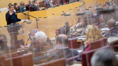 Bild: Sven Hoppe/dpa
Ministerpräsident Markus Söder (CSU) spricht im bayerischen Landtag während einer Plenarsitzung, in der es zur Sache ging.
