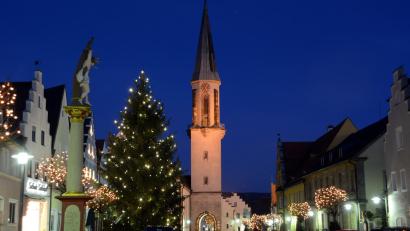 Bild: Norbert Vetter/exb
Den weihnachtlichen Kemnather Stadtplatz hat Norbert Vetter für den Heimatkalender abgelichtet.