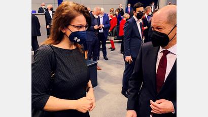 Bild: Susanne Hierl/exb
Martina Englhardt-Kopf (links) gratuliert Bundeskanzler Olaf Scholz zur Wahl.