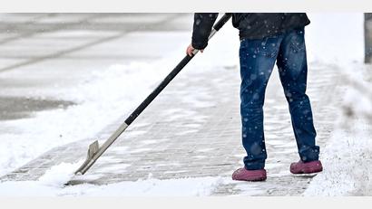 Symbolbild: Patrick Pleul/dpa
Wenn es schneit, muss geräumt werden. Wer dieser Pflicht nicht nachkommt, haftet für eventuelle Schäden.