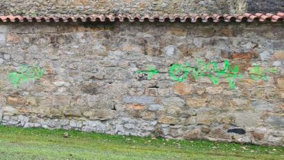 Bild: Polizeiinspektion Amberg
So sehen die Schmierereien aus, die Unbekannte an der Stadtmauer in Amberg hinterlassen haben.