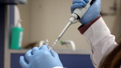 Bild: Gideon Markowicz/dpa
Impfstoffe sollen eine schwächere Immunantwort gegen die Omikron-Virusvariante erzeugen.