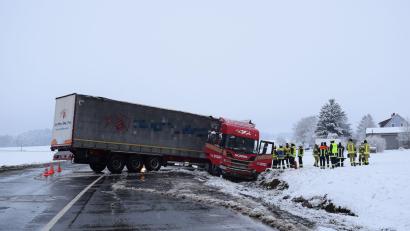 Bild: szl
Ein Sattelzug geriet auf der B15 bei Schönficht in Schleudern, worauf die Zugmaschine im Graben landete und der Anhänger die Fahrbahn blockierte.