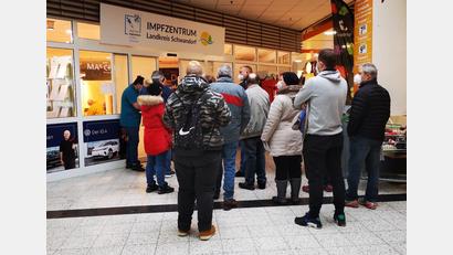 Bild: Thomas Dobler
Als zweites Impfzentrum im Landkreis Schwandorf machte am Donnerstag im Globus in Schwandorf eine Außenstelle des Nabburger Impfzentrums aus. Schon vor der Eröffnung drängten sich dort Impfwillige vor der Tür.