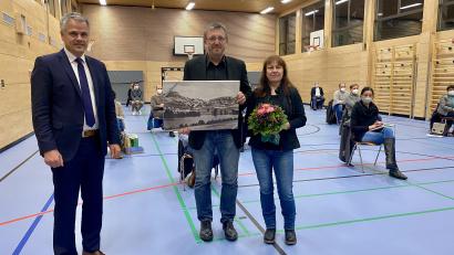 Bild: Eichl
Das große Flossenbürg-Foto, das schon die ausgeschiedenen Gemeinderäte bekommen haben, darf sich auch Manfred Sladky (Mitte) an die Wand hängen; für seine Frau Heike gab es Blumen vom Bürgermeister.