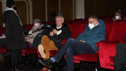 Bild: ads
Ambergs Kulturreferent Fabian Kern (Mitte) bezeichnet das Pilotprojekt „KUK Mal“ als einmalige Gelegenheit, die außergewöhnlichen Räumlichkeiten in Spitalkirche, Ringtheater und Stadtlabor einer neuen Bestimmung zuzuführen.