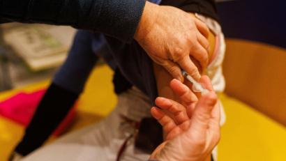 Symbolbild: Philipp von Ditfurth/dpa
Eine Ärztin impft in einer Kinderarztpraxis ein Mädchen. Die Stiko will die Corona-Impfung für Kinder ab fünf Jahren bei Vorerkrankungen empfehlen.