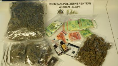Bild: Kripo Weiden/exb
In einer Grafenwöhrer Wohnung fand die Polizei Rauschgift im Marktwert von mindestens 24.000 Euro.