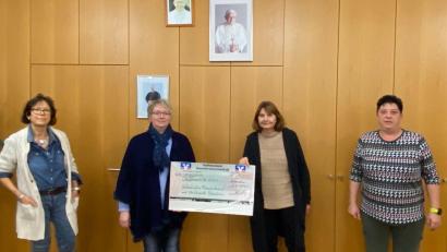 Bild: Corinna Reber/exb
Lehner Margit, Zweite Vorsitzende Ludwig Melanie, Inge Trottmann und Vorsitzende Simon Bianca (von rechts) bei der Scheckübergabe.