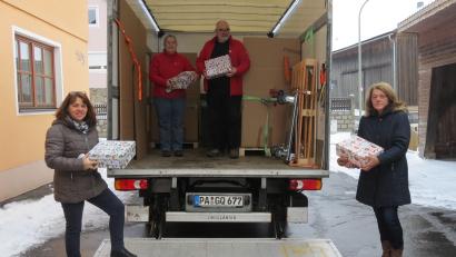 Bild: kro
Sabine Friedl (links) und Angelika Franz (rechts) von der Katholischen Landvolkbewegung Schwarzenbach übergaben Geschenke und Spenden an die beiden Lastwagenfahrer von "humedica e.V. Kaufbeuren", die die Geschenke vornehmlich nach Osteuropa weiter gibt.