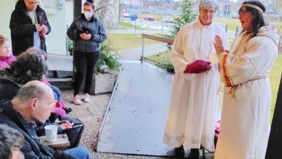 Bild: fjo
Als Engel überraschen Jutta Reinisch und Christl Kaas (von rechts) benachteiligte und ältere Mitbürger der Marktgemeinde.