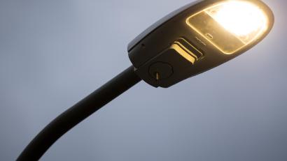 Symbolbild: Fabian Sommer/dpa
Bisher sind etwa 1100 Leuchten im Stadtgebiet von Marktredwitz auf LED-Technik umgerüstet worden.