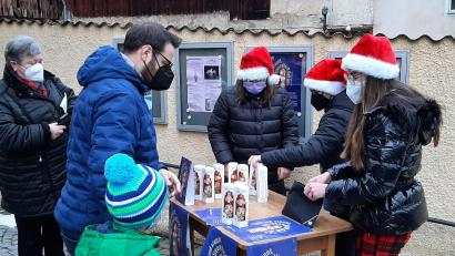 Bild: jud
Die Ministrantengruppe am Nikolausverkaufsstand nach dem Gottesdienst.